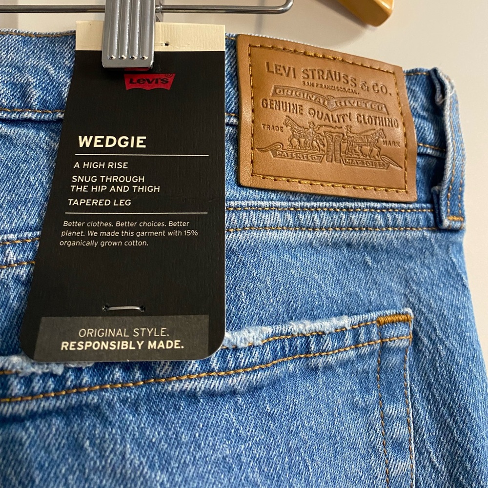 Levi’s WEDGIE Distressed HIGH RISE Jeans